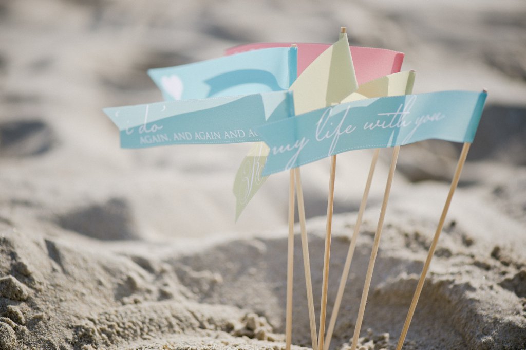 Photo Fähnchen im Sand mit Aufschriften, 